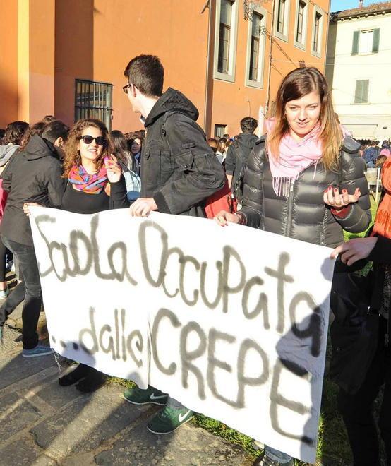 Va in scena il funerale della scuola 