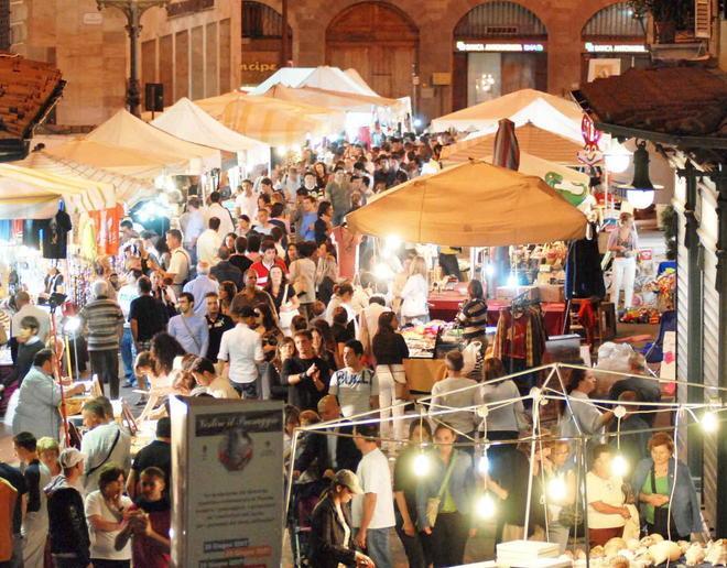 Feste con i negozi aperti ed infuria la polemica 