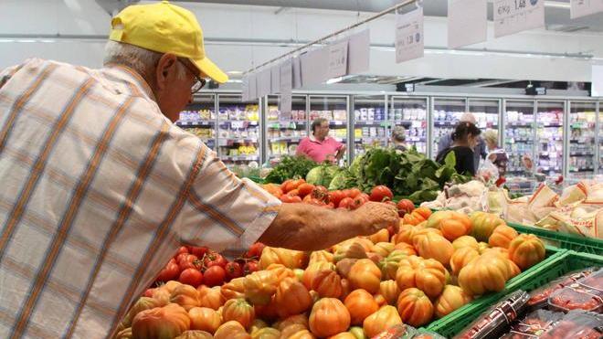Supermercati, ecco chi apre e chi no