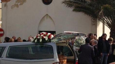 Tante lacrime per Roberta folla e dolore al funerale