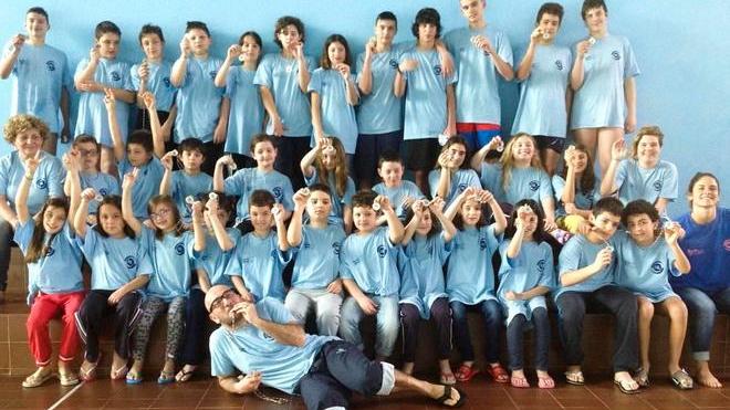 I piccoli delfini amaranto prendono il largo