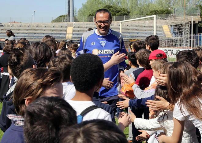 L’abbraccio agli azzurri dei bambini delle elementari