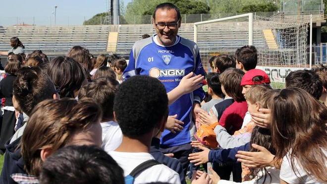 L’abbraccio agli azzurri dei bambini delle elementari