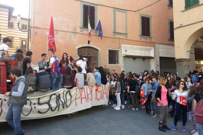 Gli studenti in piazza: troppa forma sul 25 Aprile 