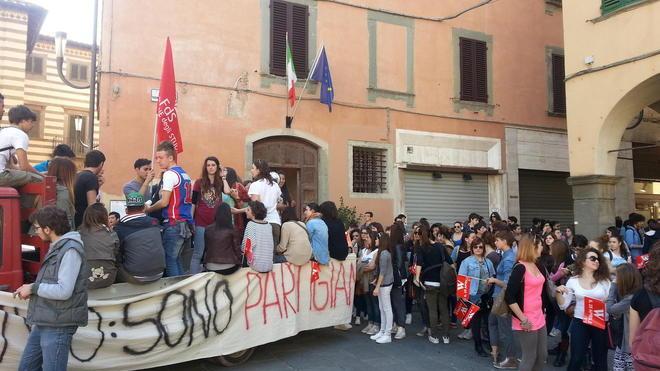 Gli studenti in piazza: troppa forma sul 25 Aprile