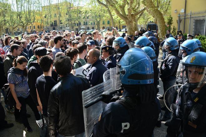 In tv da Santoro lo studente ferito da una manganellata 