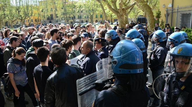 In tv da Santoro lo studente ferito da una manganellata