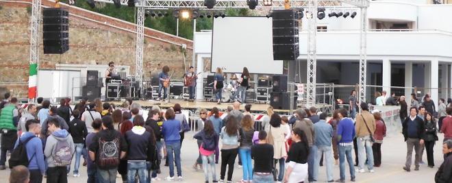 Festa del 25 Aprile con i negozi chiusi, tanta gente in centro e lamentele 