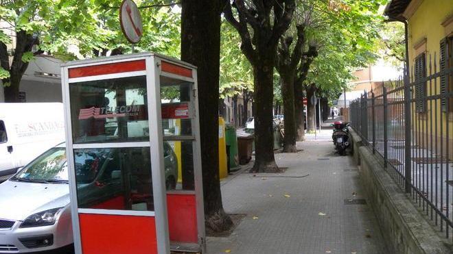 La gettoniera non gli restituisce 20 cent e lui danneggia la cabina