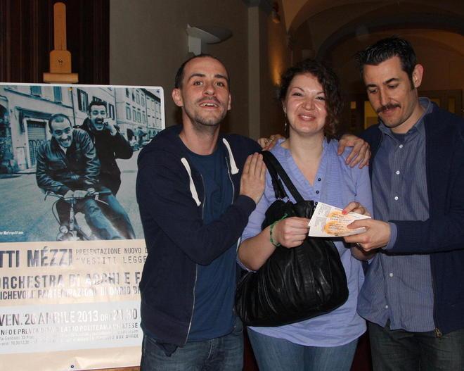 I Gatti Mèzzi premiano Martina, vincitrice del gioco del Tirreno 