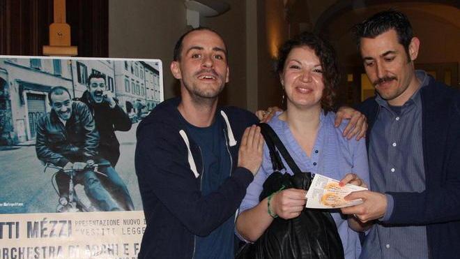 I Gatti Mèzzi premiano Martina, vincitrice del gioco del Tirreno