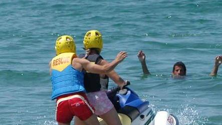 A lezione di mare sicuro sul pontile di Tonfano