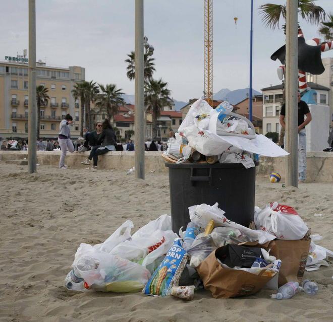 Passeggiata invasa dai rifiuti: le proteste 