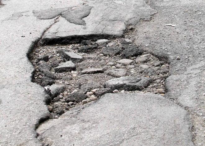 Varignano, le auto s’incagliano nella buca