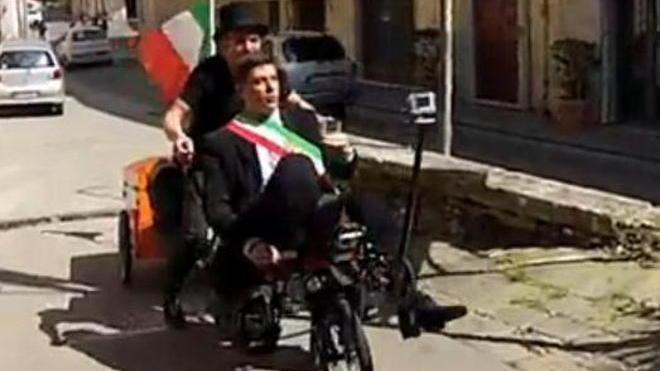 Bonifazi pedala in città parlando di crisi e lavoro
