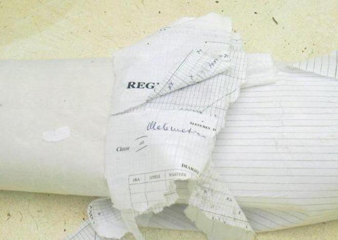 Fatto a pezzi il registro del professore 