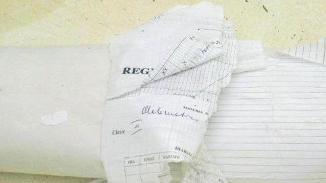 Fatto a pezzi il registro del professore