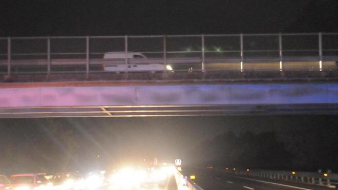 Straziato giovane giù dal ponte sull’A11