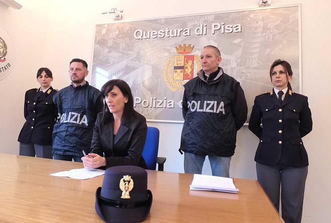 Mostra i genitali a minorenni: denunciato 