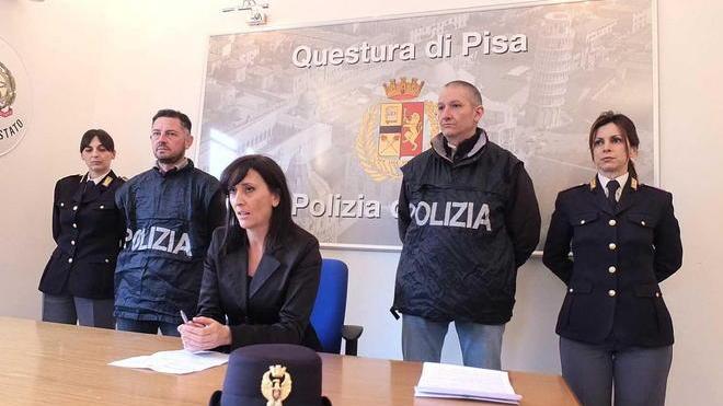Mostra i genitali a minorenni: denunciato