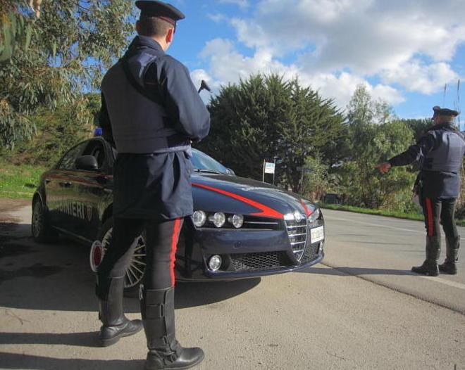 Rubano in due ville e scappano, fermati in autostrada 