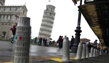 Oltre 500 torri pendenti davanti alle bancarelle chiuse 