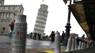 Oltre 500 torri pendenti davanti alle bancarelle chiuse