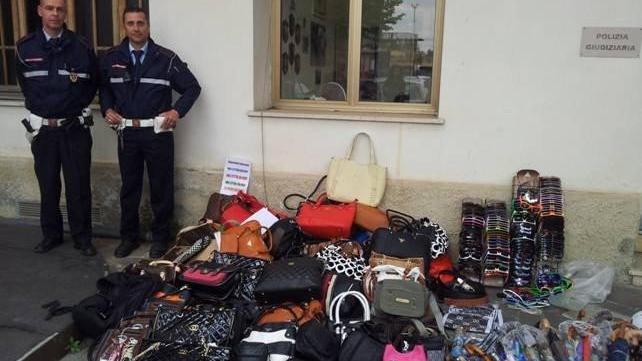 Vigili si “travestono” da turisti nella lotta ai venditori abusivi