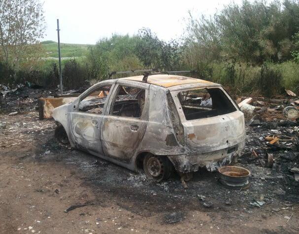Auto bruciata: «È intimidazione» 
