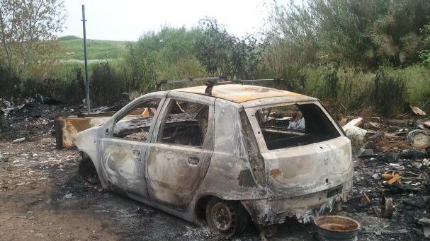 Auto bruciata: «È intimidazione» 