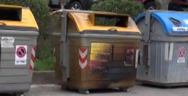 Vandali bruciano cassonetti di notte