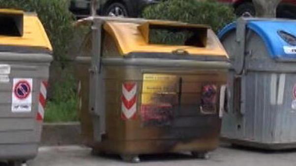 Vandali bruciano cassonetti di notte