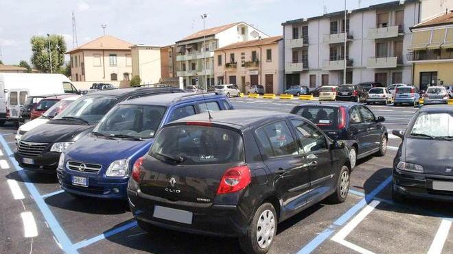 Per inseguire il sospettato si fa prestare uno scooter