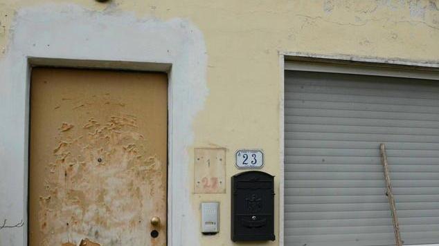 Trovata morta nel cortile di casa