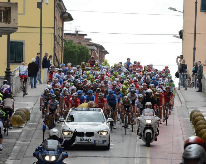 Pontedera saluta la partenza del Giro della Toscana 