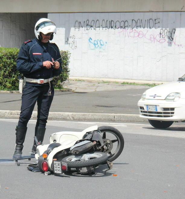 Scontro tra un’auto e uno scooter: ferita una 17enne 
