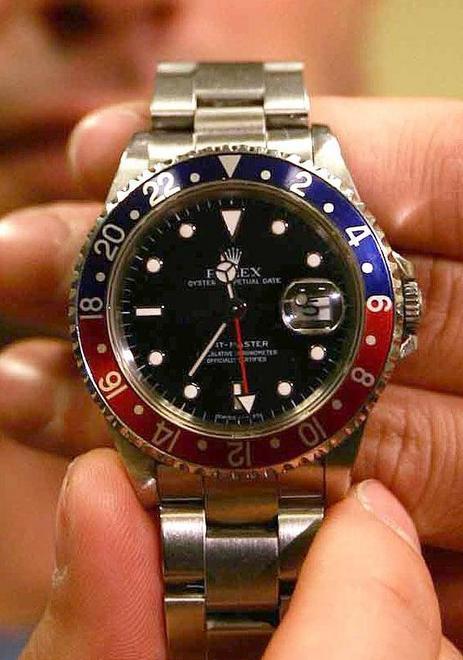 Tenta di rapinare il Rolex al conducente di una Porsche