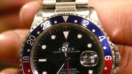 Tenta di rapinare il Rolex al conducente di una Porsche