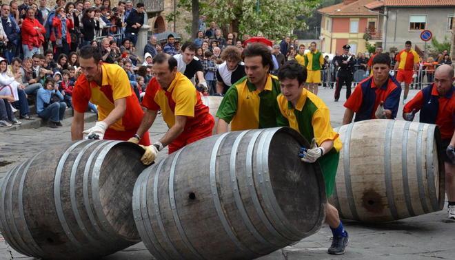 Si corre a Suvereto il Palio delle botti per la Santa Croce 