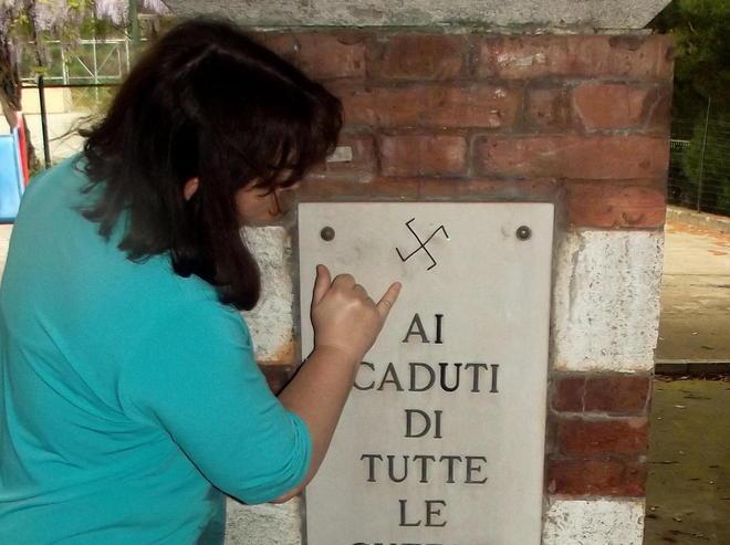 Una svastica sul monumento ai Caduti 