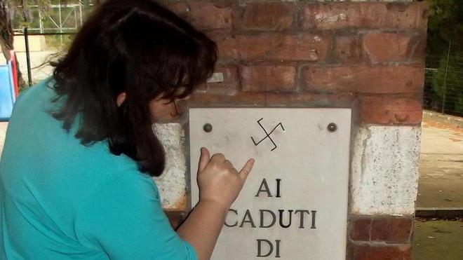 Una svastica sul monumento ai Caduti
