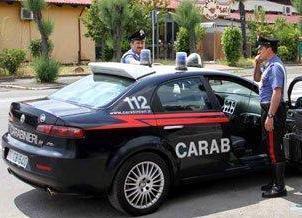 Chiama i carabinieri per parlare con la ex