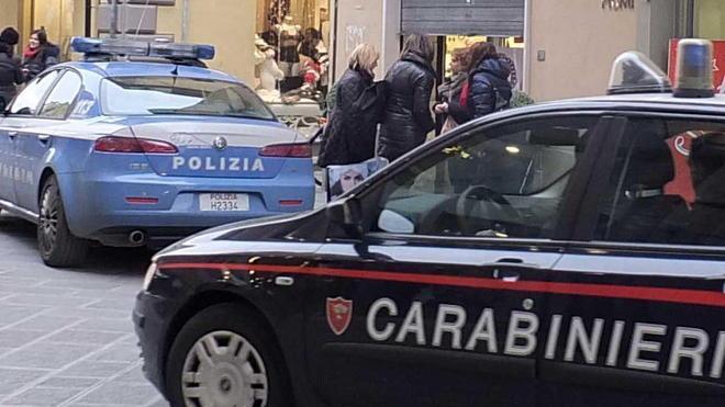 Strappa collana a un’ottantenne e fugge in auto gettandola a terra