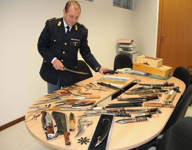 Cercano droga nella casa trovano cinquanta coltelli 