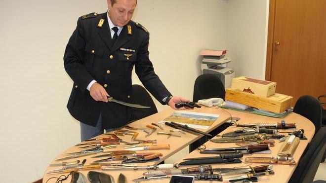 Cercano droga nella casa trovano cinquanta coltelli
