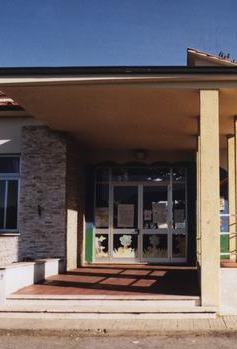 La Onlus regala alla scuola i pc che erano stati rubati
