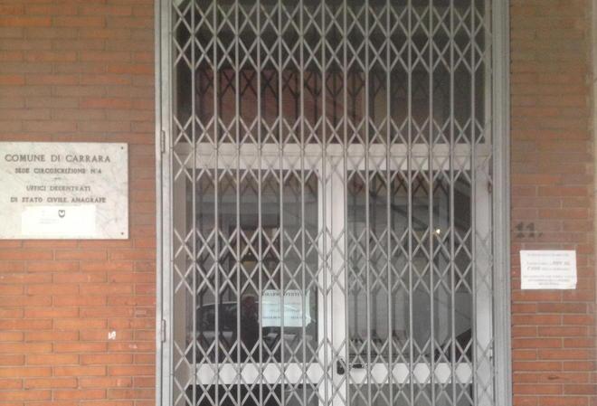 «Basta con la pipì del vostro cane: vi denunciamo»