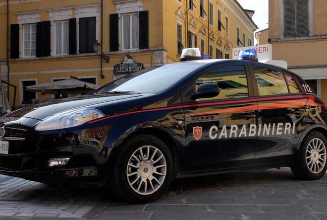 Venti 20 dosi di coca in giardino: arrestato