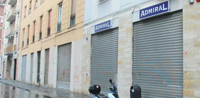 «Dammi i soldi o ti sparo» E scappa con 3mila euro 