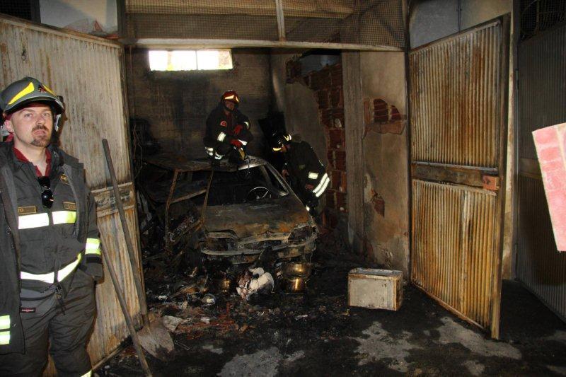Cinque intossicati, ci sono anche tre carabinieri, in incendio di autorimessa 